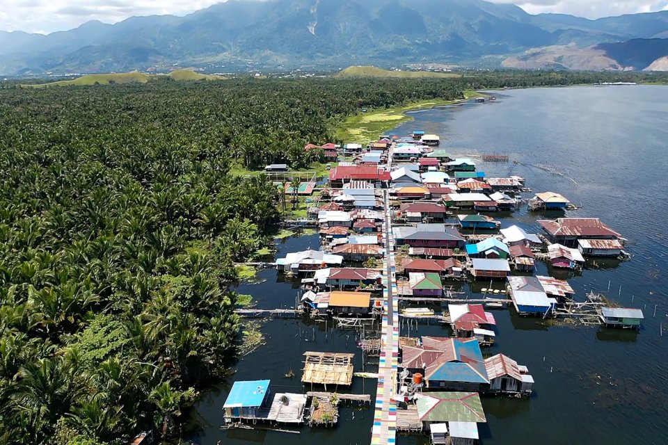 Foto udara suasana Desa Wisata Kmapung Yoboi yang terlatak dipinggir Danau Sentani, Jayapura, Papua