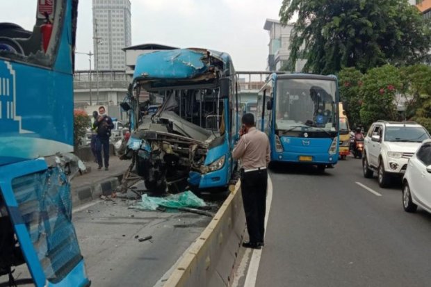 transjakarta, transportasi, kecelakaan, kecelakaan bus, Jakarta