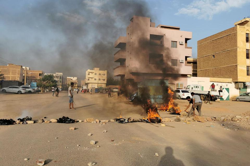 Perang militer dengan paramiliter di Khartoum, Sudan. 