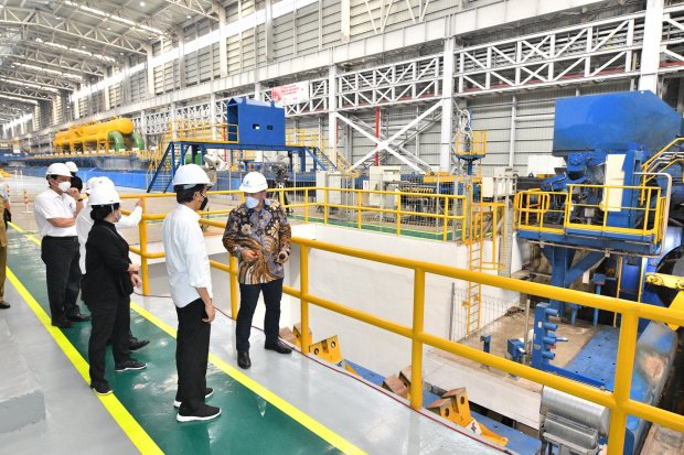 Presiden Joko Widodo (kedua kanan) menyimak penjelasan dari Dirut PT Krakatau Steel (Persero) Tbk Silmy Karim (kanan) saat meninjau pabrik Hot Strip Mill 2 Krakatau Steel di Kota Cilegon, Banten, Selasa (21/9/2021). 