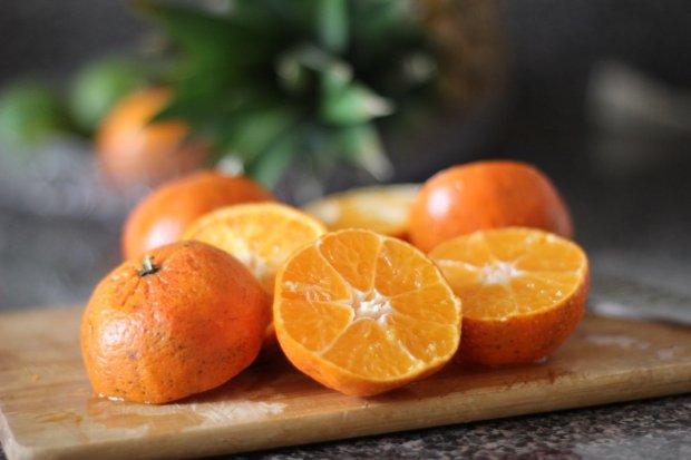 Ilustrasi jeruk sebagai salah satu obat alami untuk cara menghilangkan sariawan