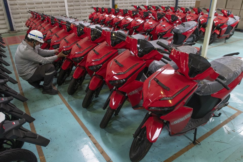 Pekerja menata sepeda motor listrik Gesits yang telah selesai dirakit di pabrik PT Wika Industri Manufaktur (WIMA), Cileungsi, Kabupaten Bogor, Jawa Barat, Rabu (27/10/2021). WIMA menargetkan penjualan sepeda motor listrik dengan 85 persen komponennya pro
