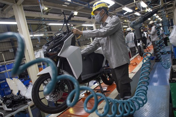 Pekerja merakit sepeda motor listrik Gesits di pabrik PT Wika Industri Manufaktur (WIMA), Cileungsi, Kabupaten Bogor, Jawa Barat, Rabu (27/10/2021). Sistem ABS pada motor membantu mendeteksi saat roda mengunci. Sistem tersebut menjaga keamanan pengendara,