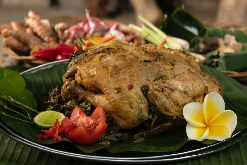 Hidangan ayam betutu, salah satu makanan khas Indonesia dan asalnya dari Provinsi Bali