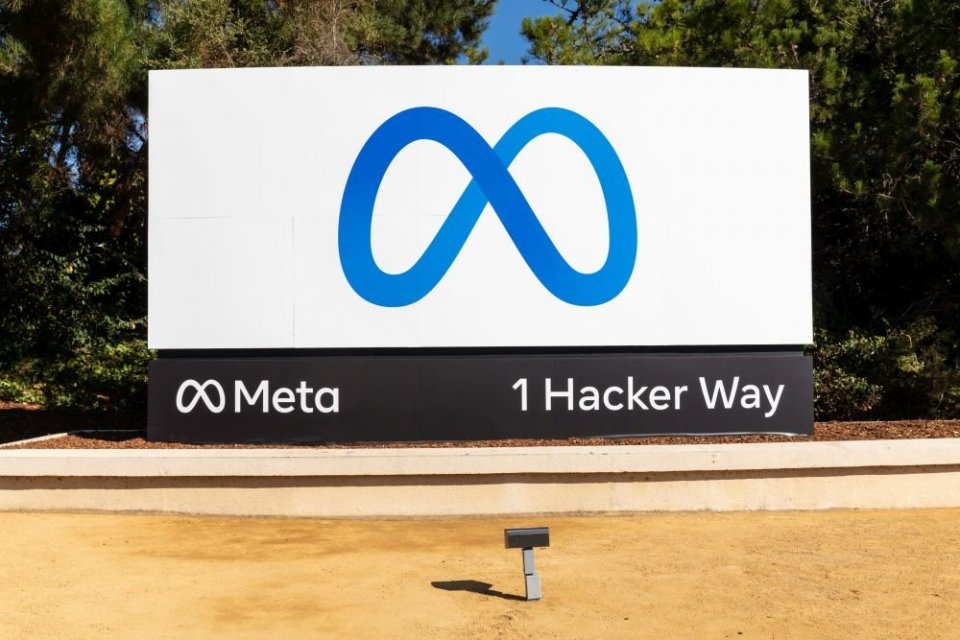Facebook resmi berganti nama menjadi Meta dan meluncurkan logo baru yang berlambang infiniti biru.