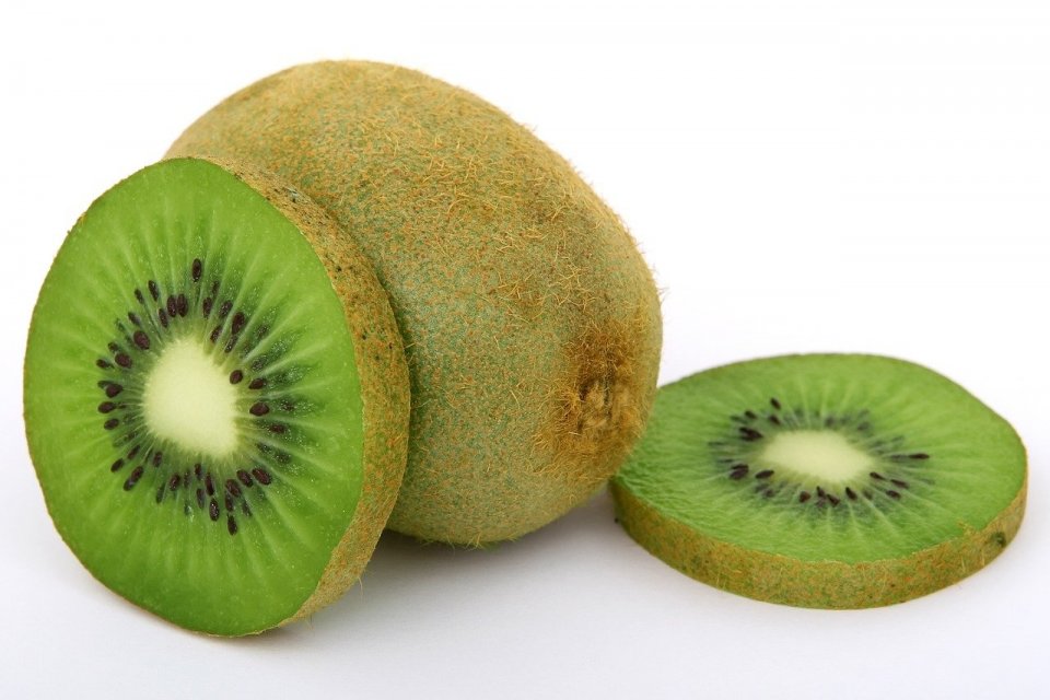 Manfaat buah kiwi untuk ibu hamil antara lain melancarkan pencernaan, meringankan gejala asma, mengandung asam folat, mendukung kesehatan jantung, dan meningkatkan kualitas tidur.