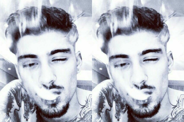 Zayn Malik Merokok