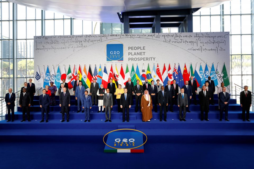 Para anggota G20 berkumpul untuk sesi foto resmi pada hari pertama KTT G20 di pusat konvensi La Nuvola, Roma, Italia, Sabtu (30/10/2021). ANTARA FOTO/Pool via REUTERS/Ludovic Marin.