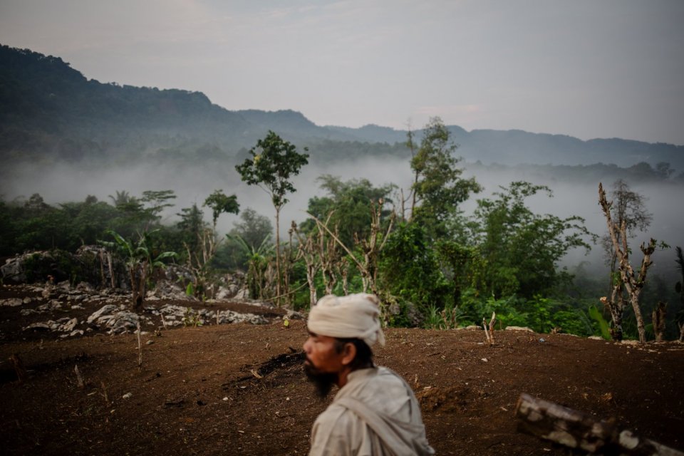 Etnis adalah suatu kesatuan sosial yang dapat dibedakan dari kesatuan yang lain berdasarkan akar dan identitas kebudayaan. 