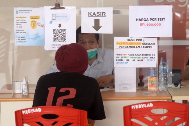 Calon pengguna jasa transportasi udara mendaftar untuk melakukan tes PCR (Polymerase Chain Reaction) di Bandara Internasional Sam Ratulangi, Manado, Sulawesi Utara, Rabu (3/11/2021). 