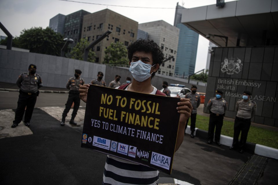 Aktivis lingkungan menggelar aksi di depan kantor Kedutaan Besar Inggris, Jakarta, Rabu (3/11/2021). Dalam aksinya mereka menantang negara-negara yang bertemu di KTT perubahan iklim COP26 untuk tidak hanya memenuhi janji pendanaan iklim yang telah lama te
