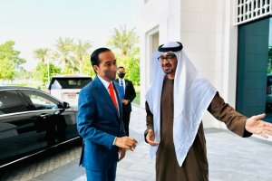 Presiden Joko Widodo bertemu Putra Mahkota Abu Dhabi Sheikh Mohammed Bin Zayed Al Nahyan di Istana Al-Shatie Abu Dhabi, Uni Emirat Arab, Rabu. Foto: B