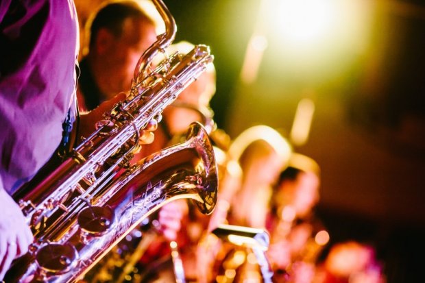 Saksofon merupakan contoh alat musik tiup modern