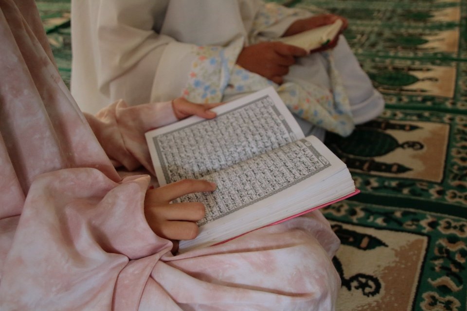 Ilustrasi membaca surat Al Kahfi dalam Al Quran
