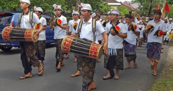 Penampilan musik daerah di indonesia berfungsi dalam hal-hal berikut ini yaitu