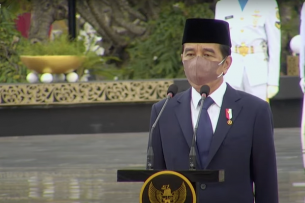 Presiden Joko Widodo menjadi pemimpin upacara hari peringatan pahlawan di TMP Kalibata, Jakarta pada Rabu (10/11). 