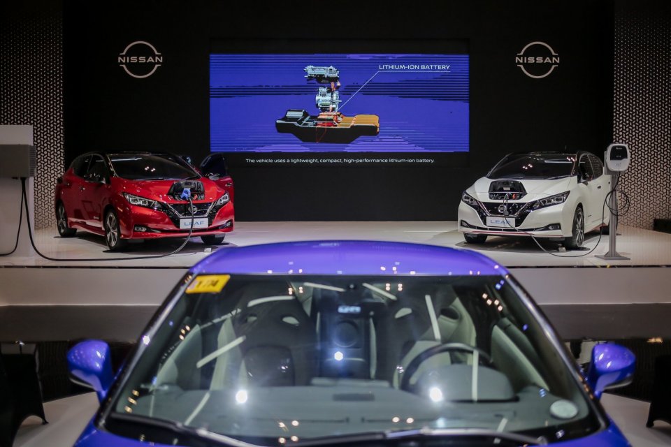 Mobil elektrik Nissan Leaf dengan dua varian berbeda merah dan putih dipajang di booth mobil Nissan di hari pertama pameran Gaikindo Indonesia Internasional Auto Show (GIIAS) 2021 di Indonesia Convention Exhibition (ICE) BSD, Serpong, Tangerang, Banten, K