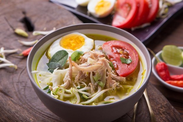 Sajian hidangan soto ayam. Setiap daerah mengembangkan resep soto ayam dengan ciri khas tersendiri. Penggunaan rempah berperan dalam cita rasa soto yang lezat.