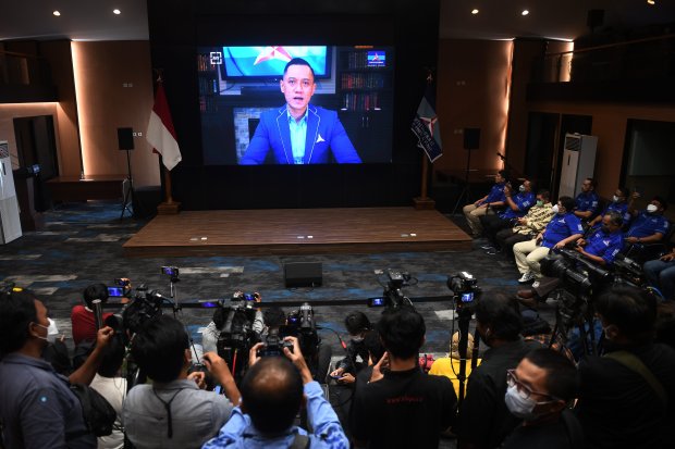 Sejumlah jurnalis dan pengurus DPP Partai Demokrat menyaksikan keterangan pers secara virtual Ketua Umum Agus Harimurti Yudhoyono terkait putusan Mahkamah Agung (MA) terhadap gugatan Anggaran Dasar dan Anggaran Rumah Tangga (AD/ART) partai di Jakarta, Rab