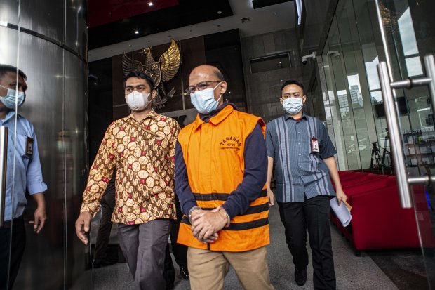 Kepala Bidang Pendaftaran, Ekstensifikasi dan Penilaian Kanwil DJP Sulawesi Selatan, Barat dan Tenggara (Sulselbartra) Wawan Ridwan (tengah) mengenakan rompi tahanan KPK berjalan keluar usai menjalani pemeriksaan di Gedung KPK, Jakarta, Kamis (11/11/2021)