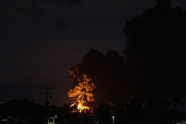 Kebakaran di area Kilang Cilacap, Jawa Tengah, sabtu (14/11). Foto: Antara