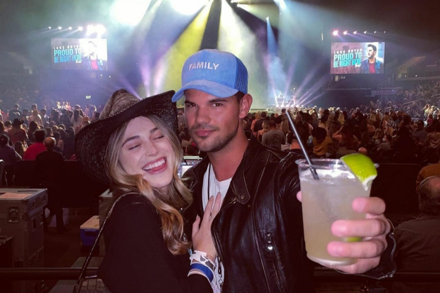 Bintang Twilight Taylor Lautner Resmi Bertunangan dengan Tay Dome ...