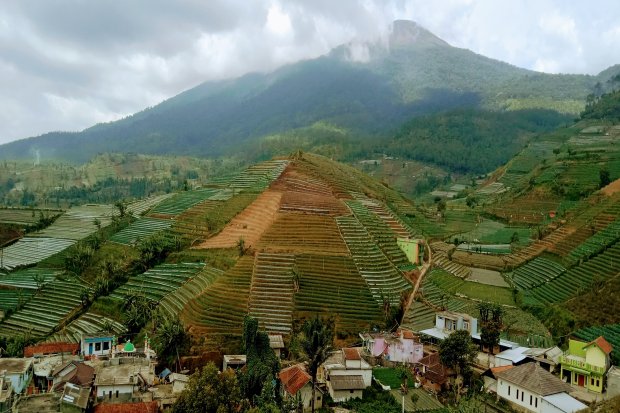 Dusun Cibuluh di Majalengka viral di media sosial karena keindahannya. Lokasi ini dianggap mirip seperti pemukiman di negara Nepal. Oleh sebab itu, Dusun Cibuluh juga sering disebut sebagai Nepal van Java Majalengka.