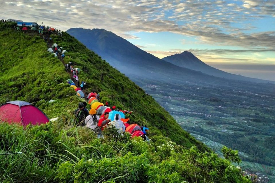 Puncak Gunung Andong, salah satu destinasi wisata Magelang.