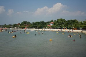 Suasana Pantai Bandengan sebagai salah satu wisata pantai Jepara