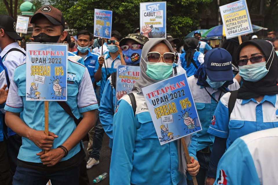 Massa yang tergabung dalam Federasi Serikat Buruh Indonesia (FSBI) berunjuk rasa di Alun-alun Serang, Banten, Kamis (28/10/2021). Mereka mendesak pemerintah mencabut UU Cipta Kerja yang dinilai merugikan buruh serta menuntut kenaikan upah tahun 2022 sebes
