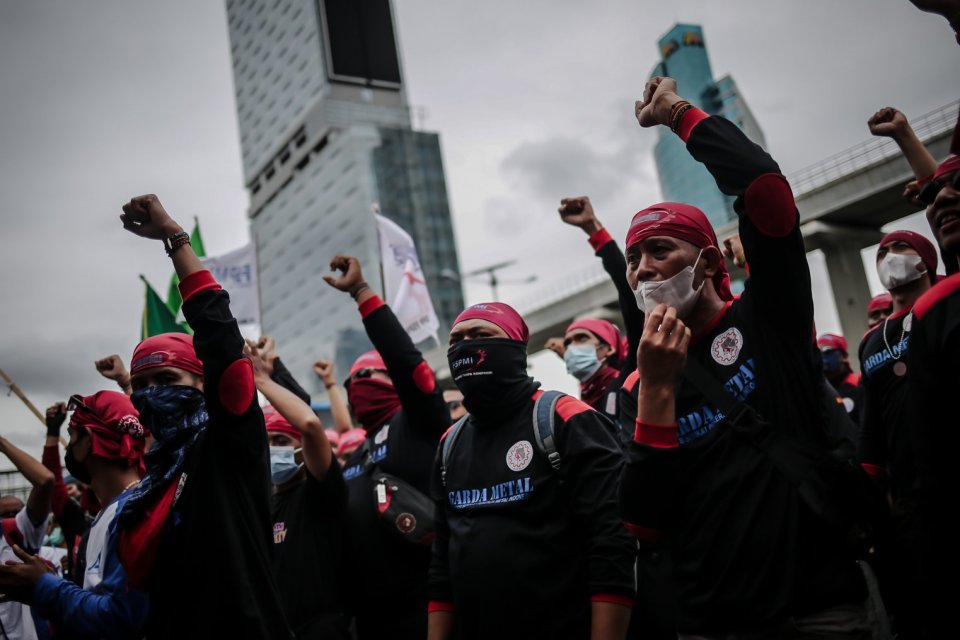 Sejumlah buruh dari berbagai serikat melakukan aksi unjuk rasa di depan Kantor Kementerian Ketenagakerjaan, Jakarta, Jumat (19/11/2021). Massa aksi menuntut Pemerintah untuk menaikan upah mininum sebesar 10 persen pada tahun 2022 dan segera mencabut Surat