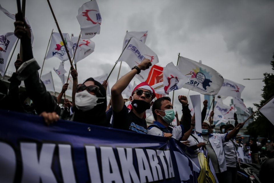 Sejumlah buruh dari berbagai serikat melakukan aksi unjuk rasa di depan Kantor Kementerian Ketenagakerjaan, Jakarta, Jumat (19/11/2021). 