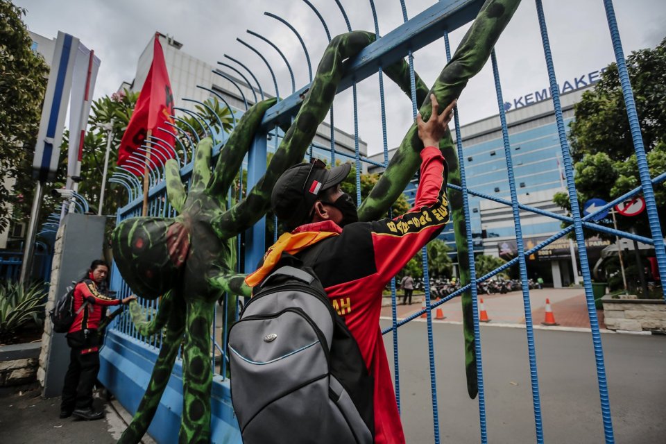 Sejumlah buruh dari berbagai serikat melakukan aksi unjuk rasa di depan Kantor Kementerian Ketenagakerjaan, Jakarta, Jumat (19/11/2021). Massa aksi menuntut Pemerintah untuk menaikan upah mininum sebesar 10 persen pada tahun 2022 dan segera mencabut Surat