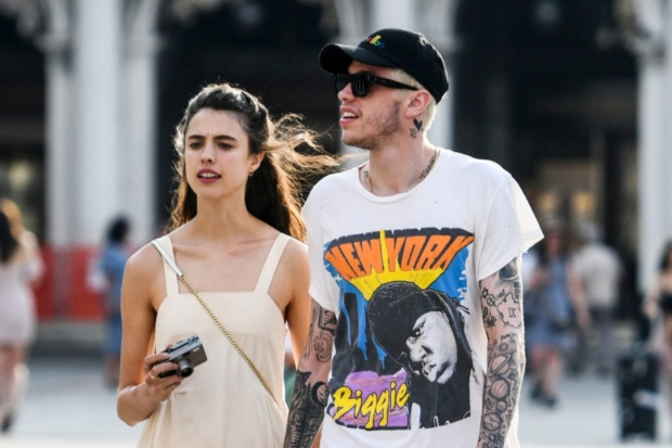 Pete Davidson dan Margaret Qualley