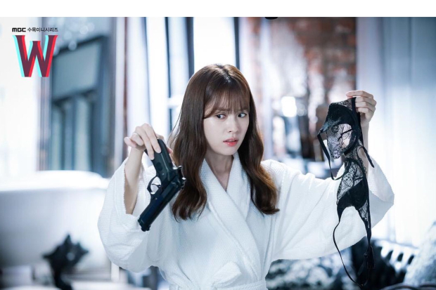 Han Hyo Joo di drama W: Two Worlds Apart