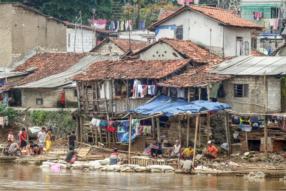 Sejumlah warga memancing di kawasan permukiman padat penduduk di bantaran Sungai Cisadane, Pancasan, Kota Bogor, Jawa Barat, Selasa (30/11/2021).