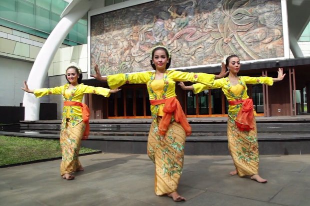 Tiga wanita sedang menari Tari Jaipong