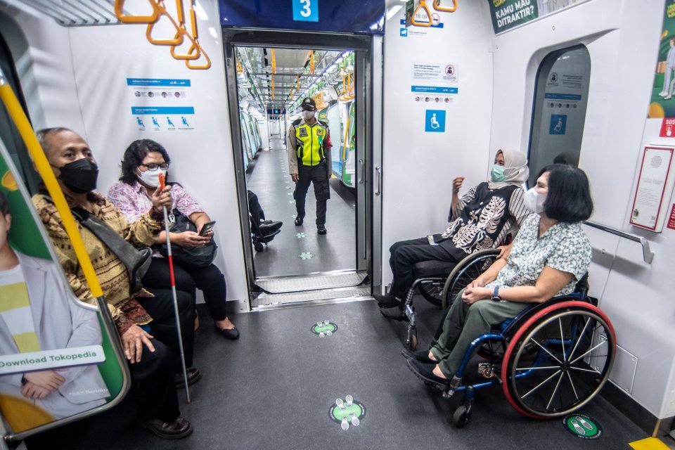 Penyandang disabilitas berada di area MRT khusus penumpang prioritas di Stasiun MRT Bundaran HI, Jakarta, Jumat (3/12/2021). 