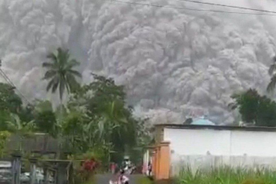 gunung semeru, erupsi, penerbangan, bmkg