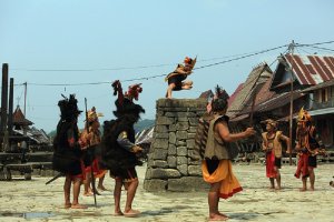 Tari perang dan lompat batu sebagai salah satu tradisi seni di Pulau Nias