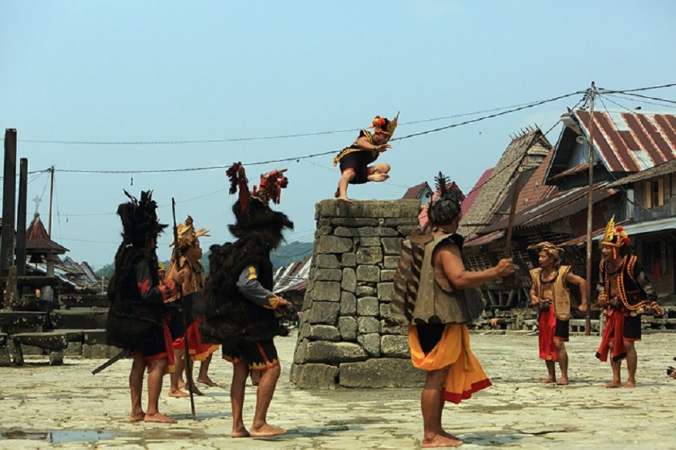 Tari perang asal pulau Nias dan lompat batu sebagai salah satu tradisi budaya