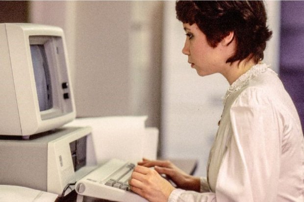 Komputer pribadi IBM pertama dengan sistem operasi MS-DOS