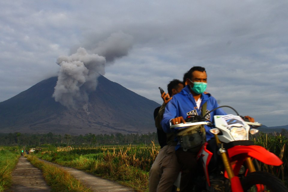 1.979 Warga Terdampak Erupsi Gunung Semeru Mengungsi di 11 Titik