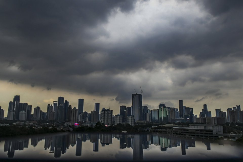 Awan hitam menyelimuti langit Jakarta, Kamis (4/11/2021). Badan Meteorologi, Klimatologi, dan Geofisika (BMKG) mengeluarkan peringatan dini potensi curah hujan yang tinggi dan berpotensi menimbulkan bencana hidrometeorologis di sejumlah daerah akibat adan