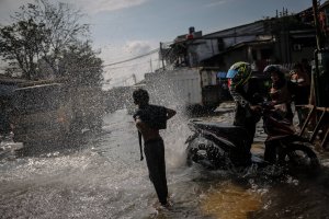 Banjir Rob Masih Menghantui Warga Pesisir Jakarta