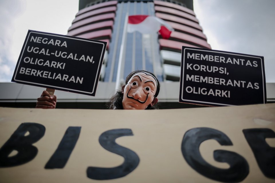 Sejumlah aktivis Indonesia Corruption Watch (ICW) bersama gerakan #BersihkanIndonesia melakukan aksi unjuk rasa di Gedung KPK, Jakarta, Rabu (8/12/2021). Akis tersebut dilakukan dalam memeringati hari antikorupsi sedunia yang jatuh pada 9 Desember 2021 me