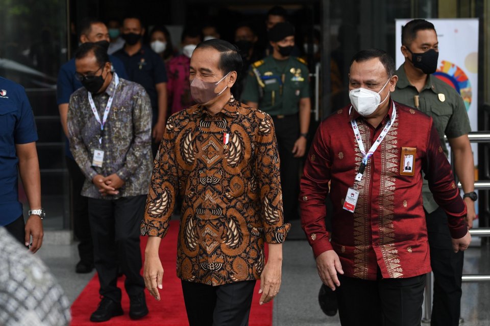 Presiden Joko Widodo (tengah) didampingi Mensesneg Pratikno (kiri) dan Ketua KPK Firli Bahuri berjalan meninggalkan Gedung Merah Putih KPK seusai menghadiri peringatan Hari Anti Korupsi Sedunia 2021, di Jakarta, Kamis (9/12/2021). Kegiatan tersebut mengus