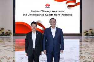 Rotating Chairman Huawei Guo Ping dan Menteri Koordinator Maritim dan Investasi Luhut Binsar Pandjaitan