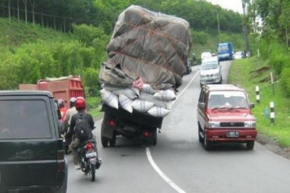 kecelakaan, kendaraan, ODOL, jalan raya,transportasi