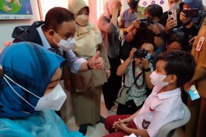 Gubernur DKI Jakarta Anies Baswedan menghadiri vaksinasi anak usia 6 sampai 11 tahun di SDN 03 Cempaka Putih, Jakarta Pusat. Foto: Antara